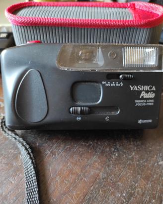 Macchina fotografica yashica a rullino 