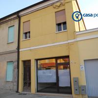 Attività commerciale con posto auto fronte negozi