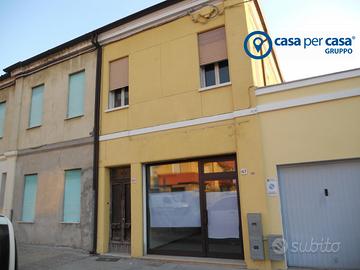 Attività commerciale con posto auto fronte negozi