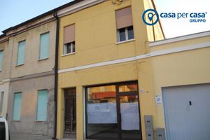 Attività commerciale con posto auto fronte negozi