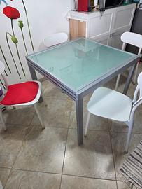 Tavolo da cucina con quattro sedie