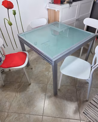 Tavolo da cucina con quattro sedie