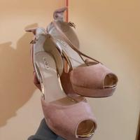 Tacco nude con dettagli dorati.