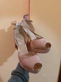 Tacco nude con dettagli dorati.