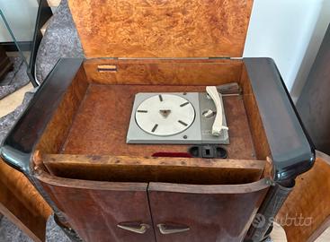 Mobile radio con giradischi in radica