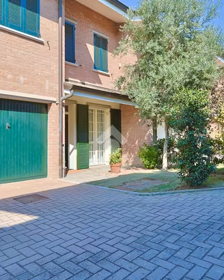 VILLA A SCHIERA A REGGIO NELL'EMILIA