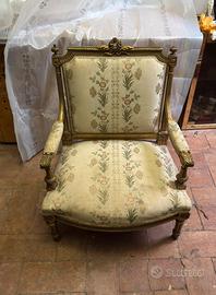 Poltrona Luigi XVI in legno intagliato e dorato