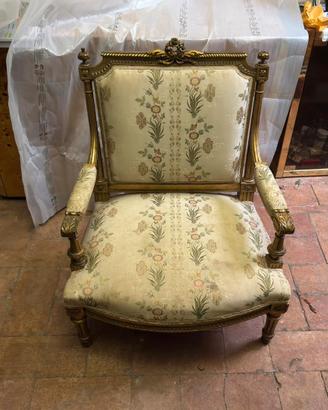 Poltrona Luigi XVI in legno intagliato e dorato