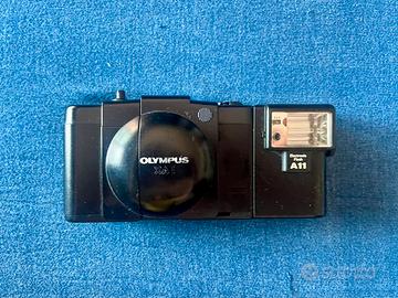 Olympus XA 1 con flash A 11