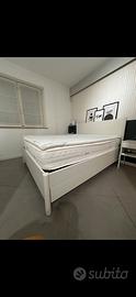 Letto matrimoniale con base a doghe