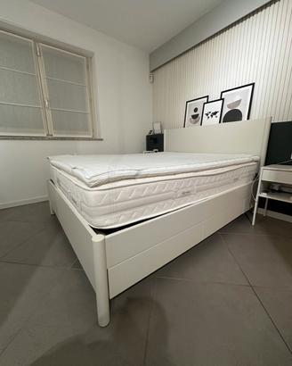 Letto matrimoniale con base a doghe