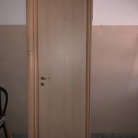 Porta in legno completa di telaio