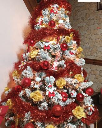 albero di natale innevato