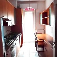 Stanza singola a Como-due balconi e posto auto