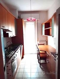 Stanza singola a Como-due balconi e posto auto