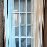 Porte in legno bianco e vetro, con stipiti