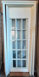 Porte in legno bianco e vetro, con stipiti