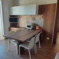 tavolo penisola con sedie 