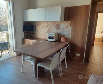 tavolo penisola con sedie 