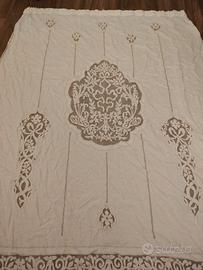 Tende in puro lino ricamate a mano