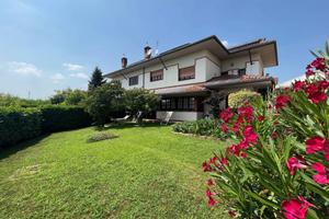 Villa di 289 m² con più di 5 locali e box auto dop