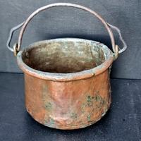 Antico raro pezzo di pentola in rame