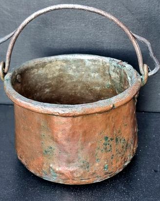 Antico raro pezzo di pentola in rame