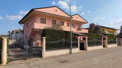 Villa singola di ampia metratura con piscina
