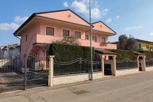 Villa singola di ampia metratura con piscina