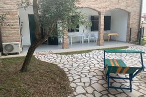A Maggio CON GIARDINO IND. a Lido Scacchi -458-