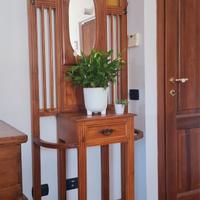 Mobile da ingresso con attaccapanni