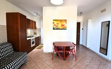 Piano secondo con terrazzo, lastrico, posto auto