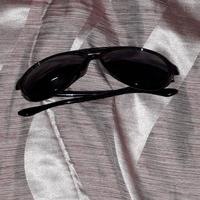 Occhiali da sole unisex neri formato a goccia