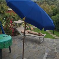 Ombrellone in legno e tela colore blu
