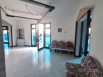 Locale commerciale in strada principale