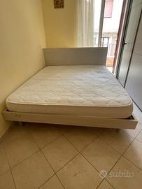 Letto matrimoniale.