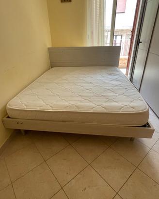 Letto matrimoniale.