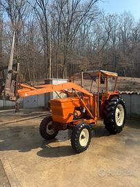 Trattore om/fiat 680 con pala