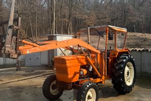 Trattore om/fiat 680 con pala