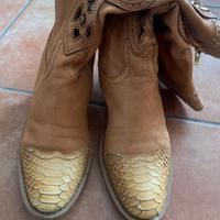 Stivali in pelle con rilievi