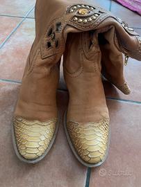 Stivali in pelle con rilievi