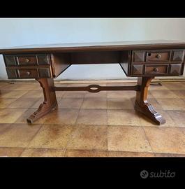 Scrivania in legno massiccio,  anni 1950