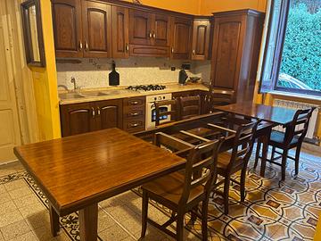 cucina classica in legno e Tavolo