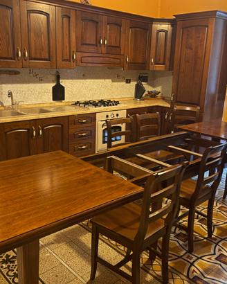 cucina classica in legno e Tavolo