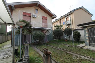 BIFAMILIARE A BAREGGIO