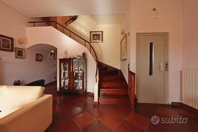 Villa bifamiliare semicentrale