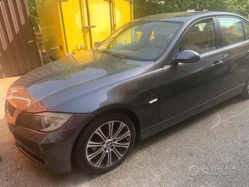 BMW serie 3.     320d E90