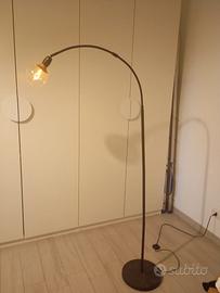 Lampada da terra ad arco
