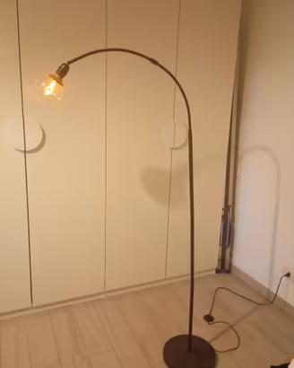 Lampada da terra ad arco