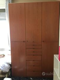 Armadio in legno massello per camera da letto